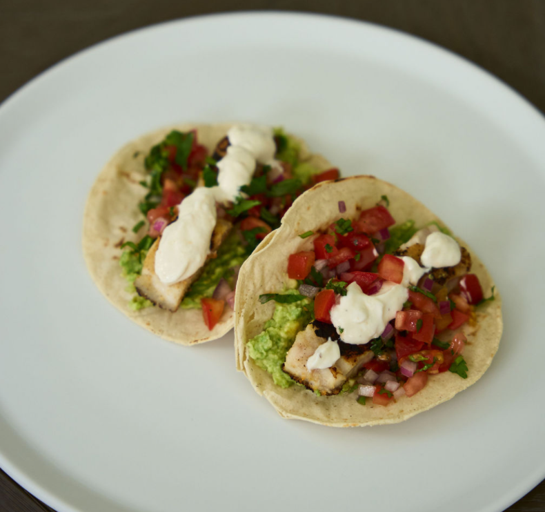 Tacos de pescado con pico de gallo